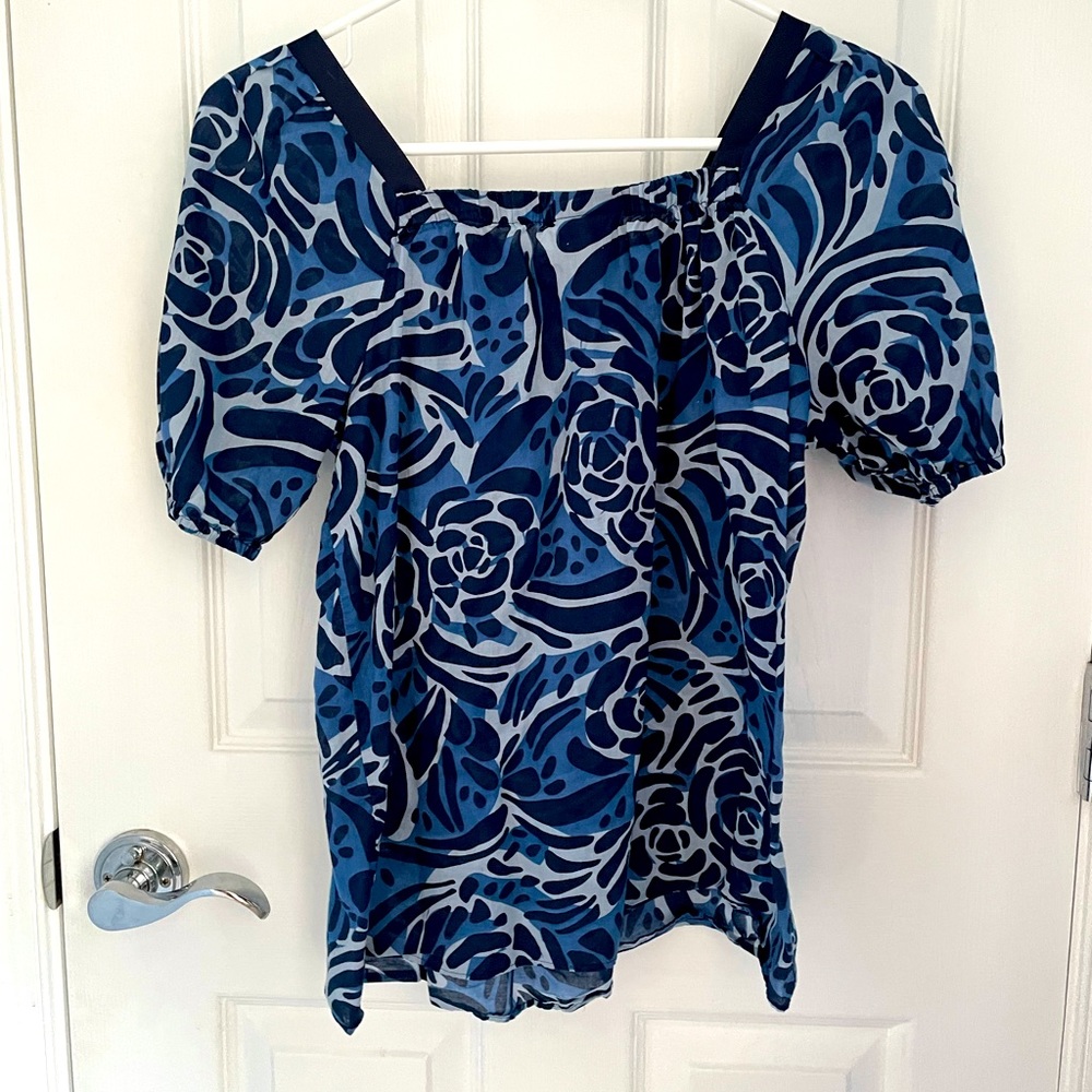 Women’s shirt sleeve blouse.